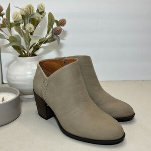 Lucky Brand Bellita Leather Heeled Ankle Booties Side Zip Taupe Womens US 6 NWOB